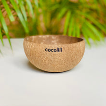 Cargar imagen en el visor de la galería, Bowl de coco rugoso de tamaño mediano. Cáscara de coco natural pulida a mano. Bol de coco mediano rugoso. Coconut Bowls Cocolili
