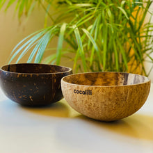 Cargar imagen en el visor de la galería, Bol de coco mediano. Cáscara de coco natural pulida a mano. Cuenco de coco ecológico, sostenible y residuo cero. Ideal para desayunos, aperitivos, ensaladas, postres, picnics, fruta, Poké Bowls, Buddha Bowls, açai bowls, smoothie bowls… Nuestros cononut bowls son perfectos para todo lo que se te ocurra poner dentro de un bol! Capacidad: 600 - 650 ml.Tamaño: 13-14 cm.Estilo a elegir: liso o rugoso. Origen Vietnam
